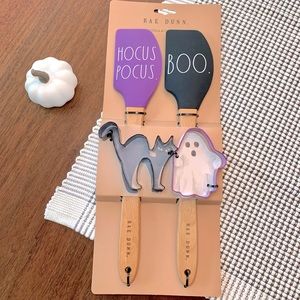 Rae Dunn. Spatula & Cutter Set for Halloween.